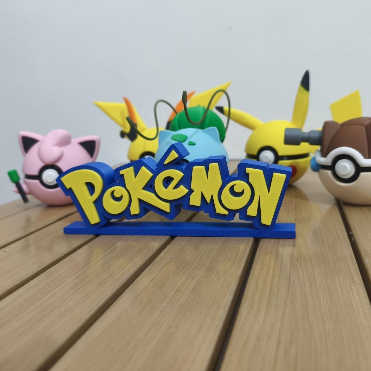 Espositore con logo Pokemon, n - Pokemon Anime Merchandise recensione e prezzo