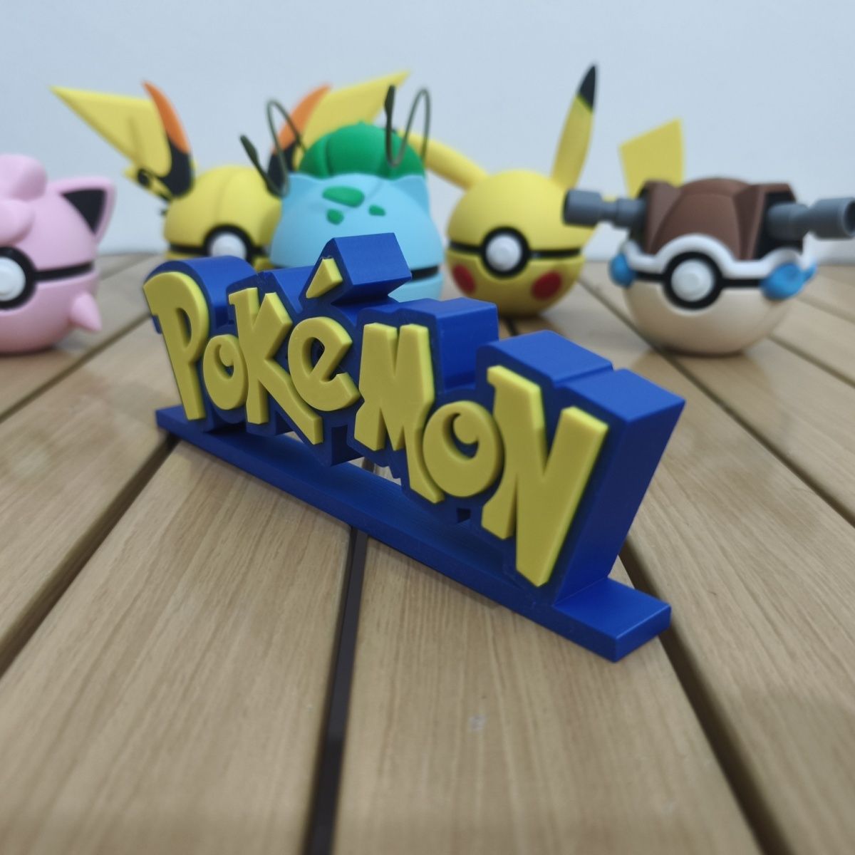 Espositore con logo Pokemon, n - Pokemon Anime Merchandise recensione e prezzo